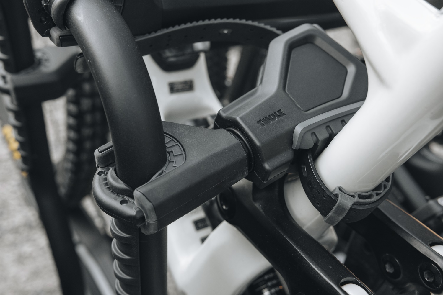 Thule EasyFold 3 – ramię rowerowe click-in/click-out ramię uchwytu Thule EasyFold 3 obsługa jedną ręką system click in click out bagażnik rowerowy na hak